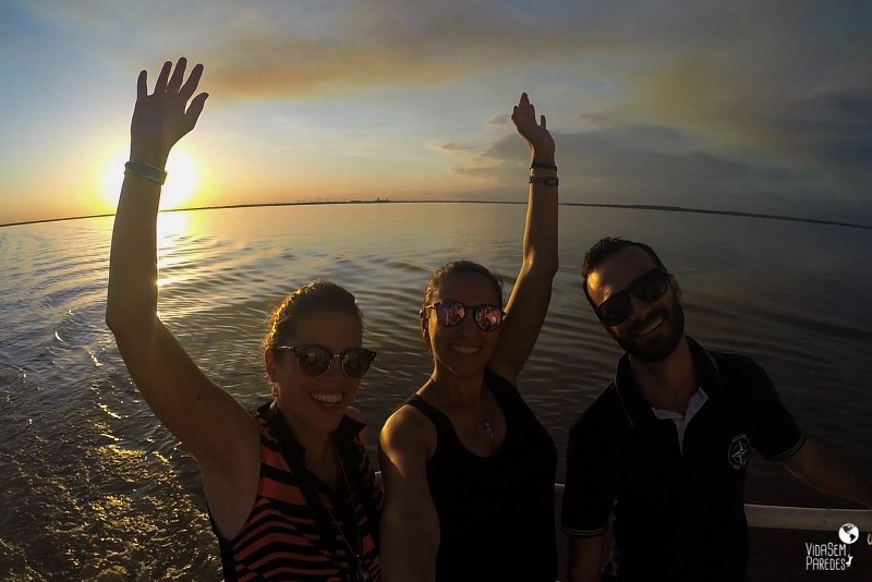 Pôr do sol a bordo do catamarã na Usina de Itaipu, Foz do Iguaçu