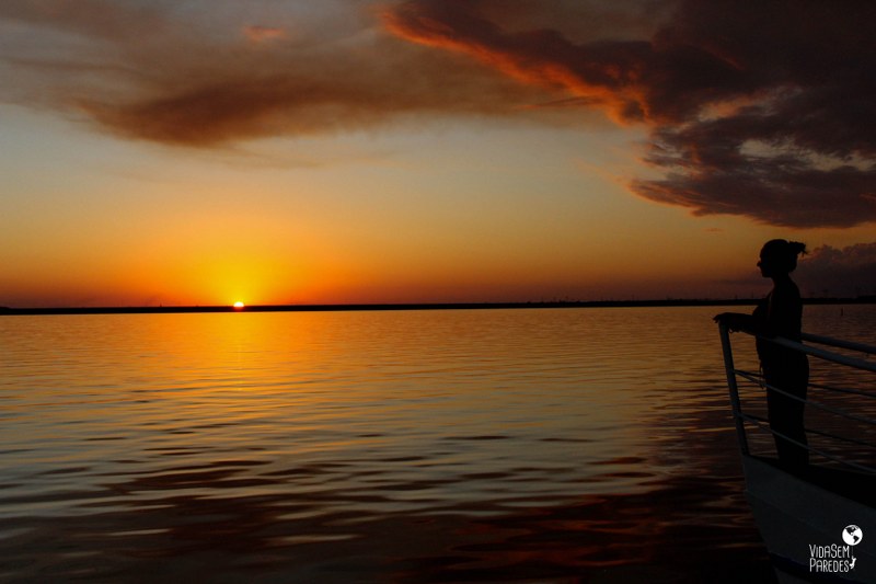 Pôr do sol a bordo do catamarã na Usina de Itaipu, Foz do Iguaçu
