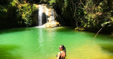 Trilha da cachoeira Poço Azul em Mambaí, Goiás Trilha da cachoeira Poço Azul em Mambaí, Goiás